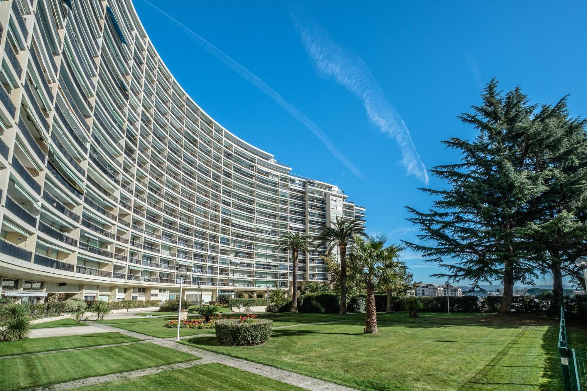 Cannes Marina Appart Hotel Mandelieu Bagian luar foto